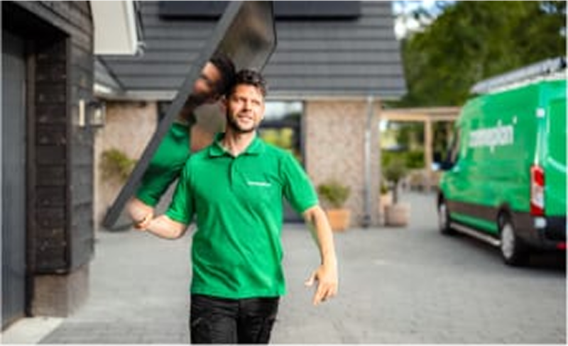 energiq employee doing delivery